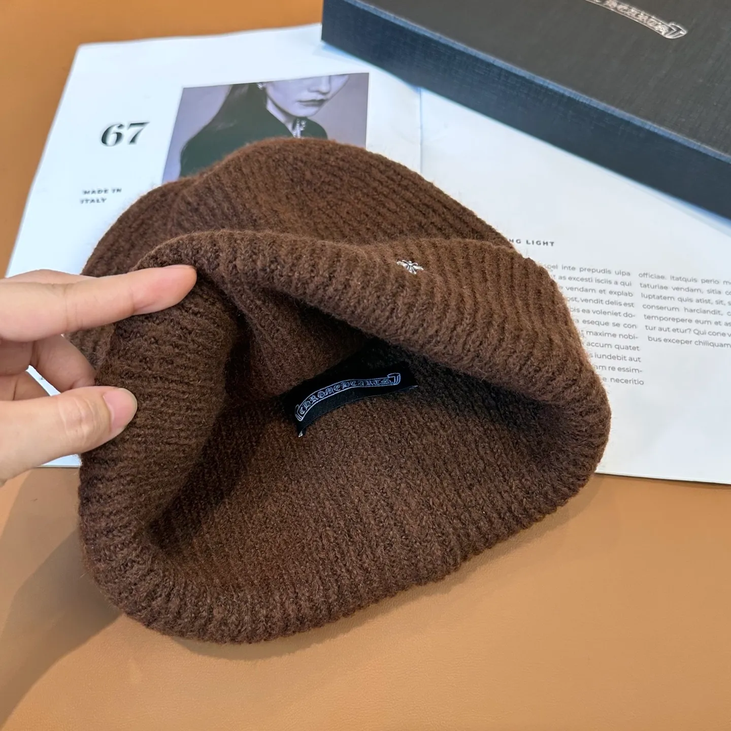 P56 🤍Chrome hearts new autumn and winter cross knitted hat🧶 One of the must-have hats in autumn and winter~ It really looks good on whoever wears it~, it is also a perfect match in black and white and gray in autumn~